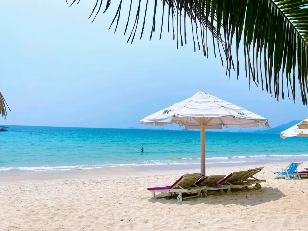 Bãi Biển Dốc Lết - Cát Trắng Mịn & Nước Trong Xanh