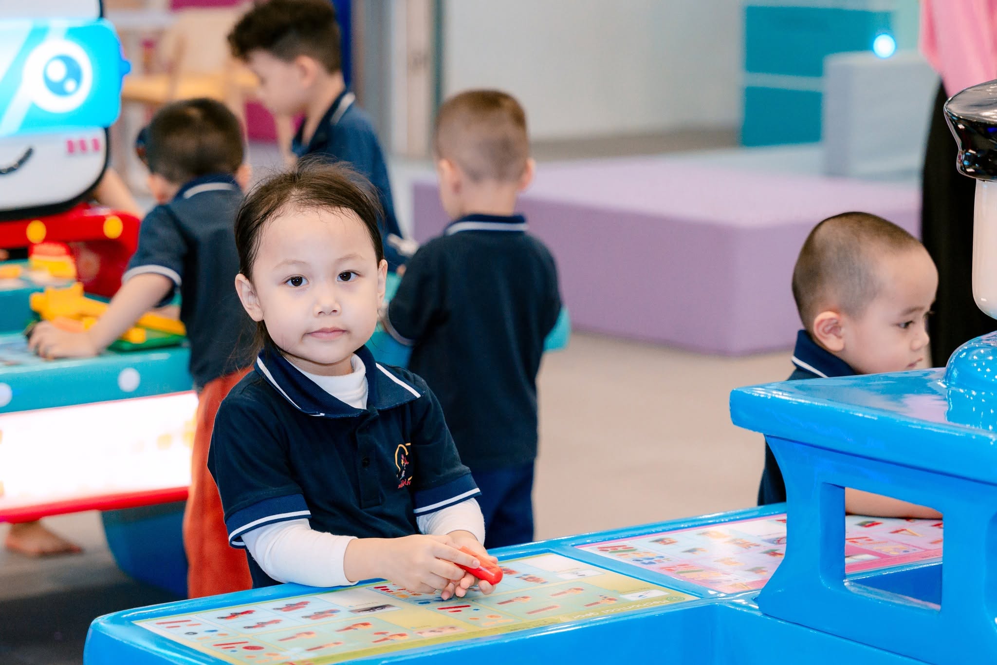 Trẻ em tương tác với bàn học thông minh edutainment tại khu vui chơi