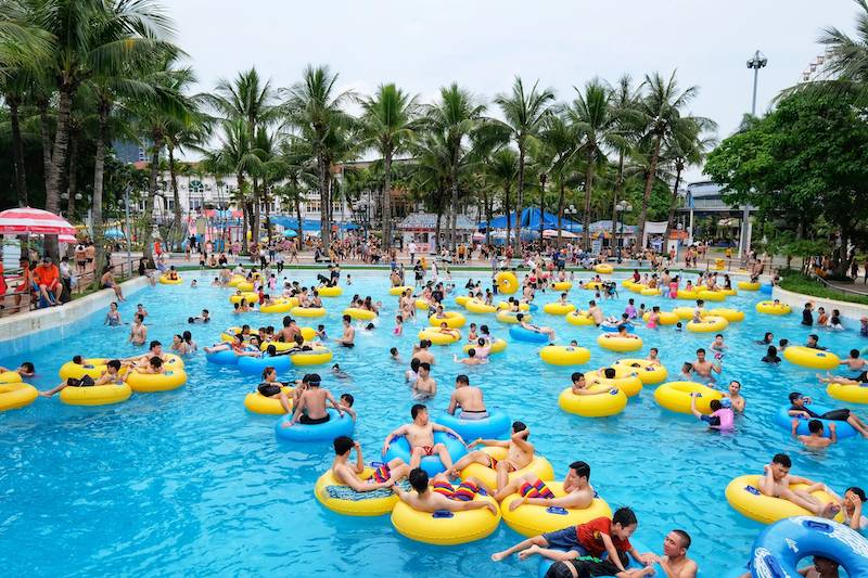 Công viên giải trí Hồ Tây thu hút đông đảo khách du lịch