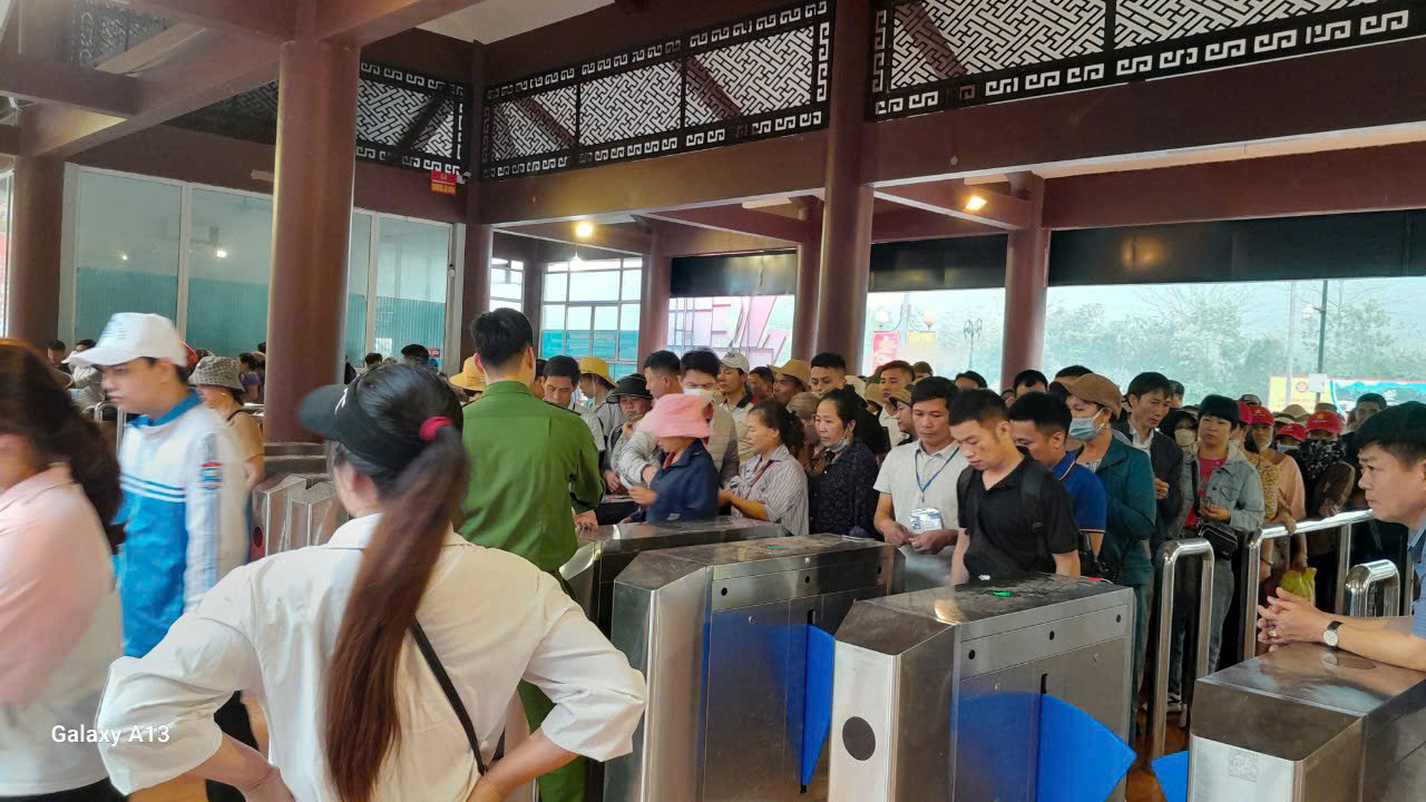 Hệ thống cổng Flap barie tự động tại Chùa Hương