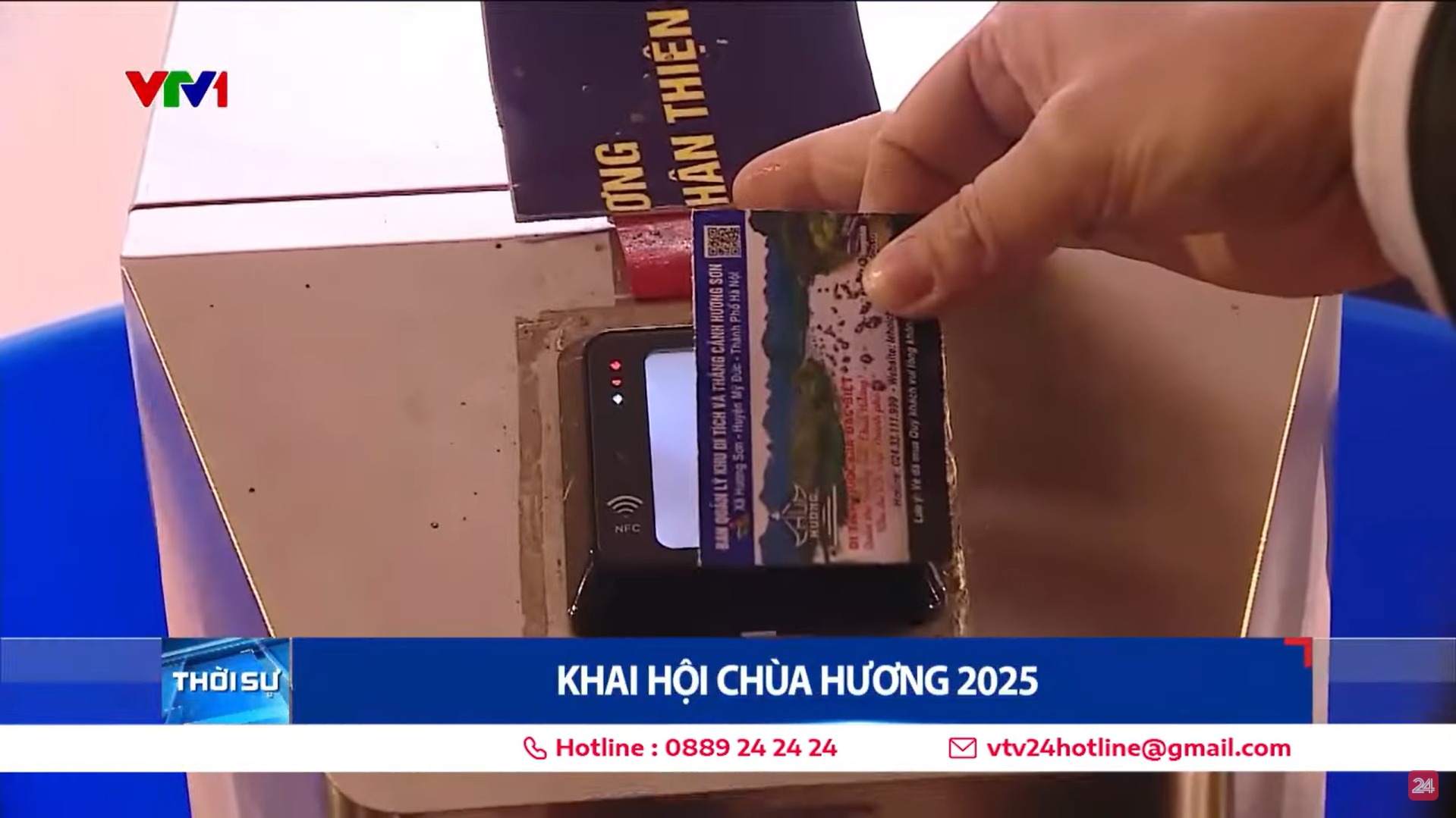 Quét mã QR vé tại cổng kiểm soát Chùa Hương